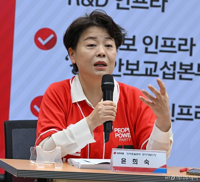 윤희숙 국민의힘 정책총괄본부 공약개발단장이 18일 서울 여의도 중앙당사에서 김문수 대선 후보의 경제 공약 발표를 마친 뒤 취재진의 질문에 답하고 있다.(공동취재) 2025.05.18.  /사진=뉴시스