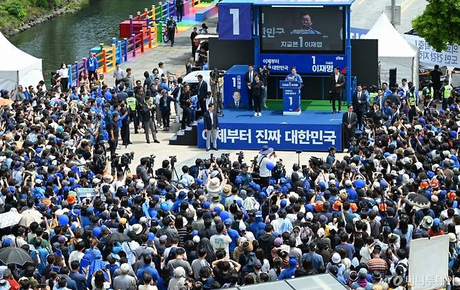 [제주=뉴시스] 우장호 기자 = 22일 오전 제주시 일도일동 동문로터리 이재명 더불어민주당 대선 후보 유세장에 지지자들이 운집해 있다. 2025.05.22. woo1223@newsis.com /사진=우장호