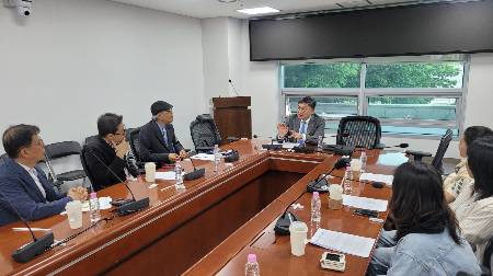 한국폐암환우회가 지난 20일 국회의원회관에서 더불어민주당 김윤 의원과 간담회를 열고 폐암의 조기검진을 위한 인공지능(AI) 기반 흉부 X선 판독보조시스템 도입과 검진 사각지대 해소를 위한 정책 제안서를 전달했다./사진=한국폐암환우회