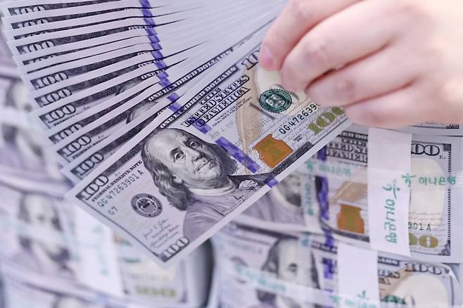 서울 중구 하나은행 위변조대응센터에서 직원이 100달러 지폐를 살펴보고 있다. 2025.4.25 /뉴스1