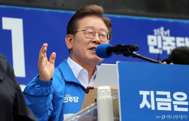 (제주=뉴스1) 오미란 기자 = 이재명 더불어민주당 대통령 후보가 22일 오전 제주동문시장 앞 탐라문화광장에서 유세를 하고 있다.(제주도사진기자회. 재판매 및 DB 금지) 2025.5.22/뉴스1  Copyright (C) 뉴스1. All rights reserved. 무단 전재 및 재배포,  AI학습 이용 금지.