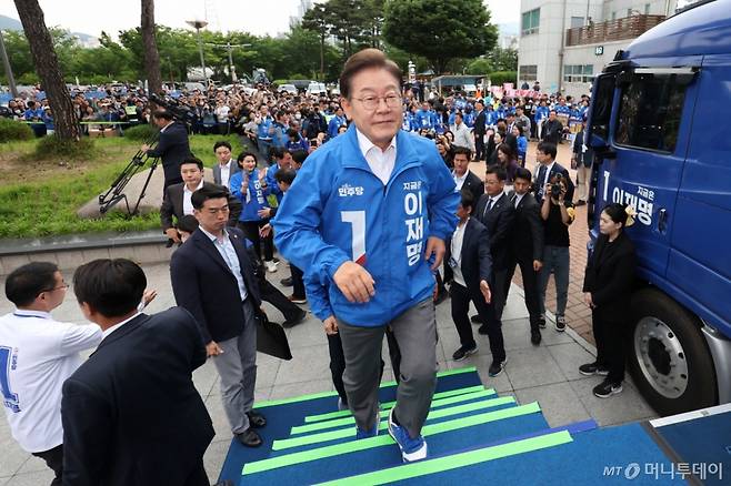[양산=뉴시스] 조성우 기자 = 이재명 더불어민주당 대선후보가 22일 경남 양산시 양산워터파크공원에서 열린 집중유세에서 단상에 오르고 있다. 2025.05.22. xconfind@newsis.com /사진=조성우