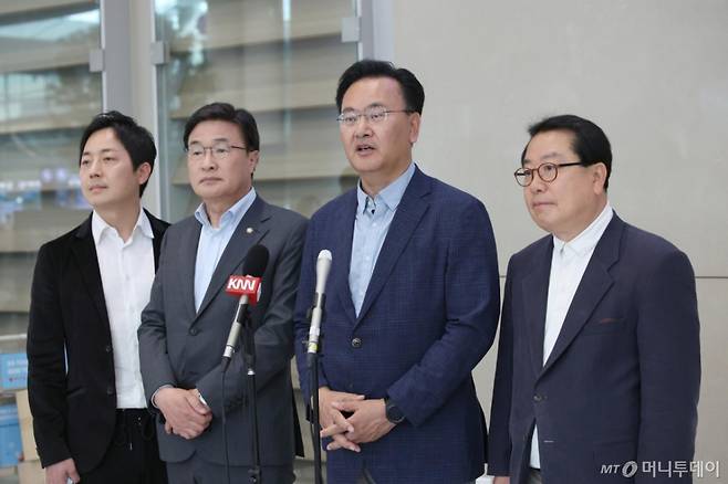 하와이에 체류 중인 홍준표 전 대구시장의 선대위 합류를 설득하기 위해 꾸려진 국민의힘 김문수 대통령 선거 후보 선거대책위원회 소속 유상범 단일화추진본부장과 김대식 대외협력본부장 등으로 구성된 하와이 특사단이 홍 전시장과 이틀간의 만남을 가진 뒤 21일 오후 인천국제공항 제2터미널을 통해 귀국하며 취재진의 질문에 답하고 있다. 2025.05.21. /사진=뉴시스 /사진=김금보