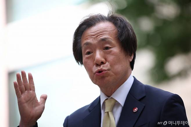 정기석 국민건강보험공단 이사장이 22일 오후 서울 서초구 서울고등법원에서 열린 담배회사 상대 약 533억원 규모 손해배상청구소송 항소심 최종 변론 출석에 앞서 취재진 질문에 답하고 있다. 2025.05.22. /사진=뉴시스(김금보 기자)