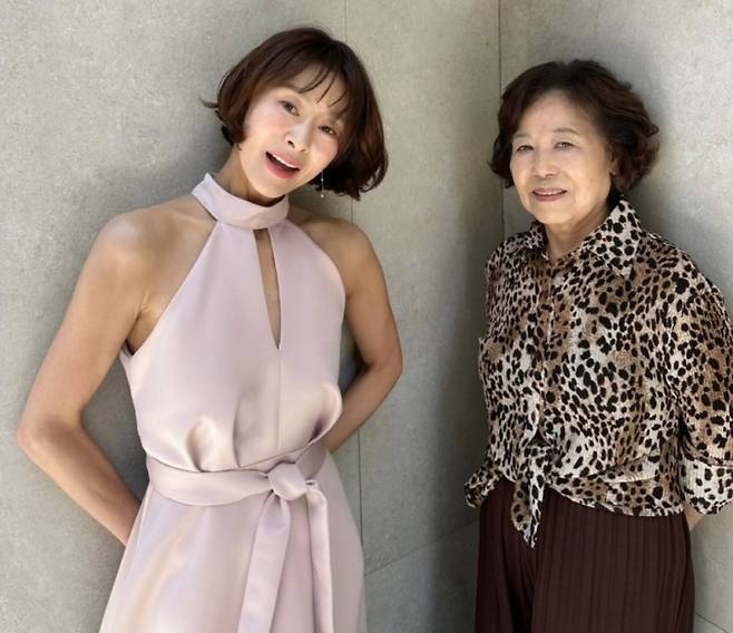 예지원이 90세에도 초동안 미모로 화제가 된 어머니와 다정한 투샷을 공개했다. /사진=인스타그램 갈무리