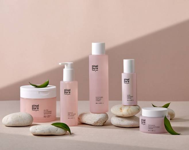 글로벌 종합 엔터테인먼트 기업 고스트스튜디오가 신규 화장품 브랜드 '픽셀퓨어'(PIXELPURE)를 론칭하며 K-뷰티 시장에 새로운 도전을 선언했다. 사진은  '고스트 시즌1'은 '진정 & 광채 라인'으로 대표 제품인 '아우라 래디언스 세럼'을 포함한 기초 스킨케어 5종으로 구성된 이미지. /사진=고스트스튜디오