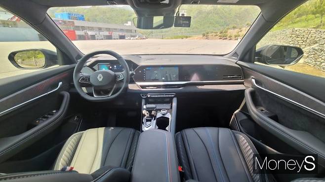 그랑 콜레오스 '에스프리 알핀 누아르'의 실내는 시인성이 뛰어나다. /사진=김창성 기자