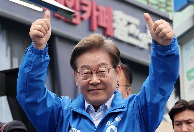 이재명 더불어민주당 대선 후보가 22일 유로파리그 우승 트로피를 차지한 손흥민 선수에게 축하의 메시지를 보냈다. 사진은 지난 20일 경기 의정부에서 유세 중인 이 후보. /사진=뉴시스