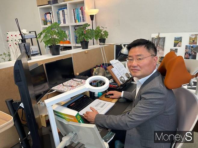 사진은 강의가 끝난 뒤 업무를 보는 서 교수. /사진=유찬우 기자