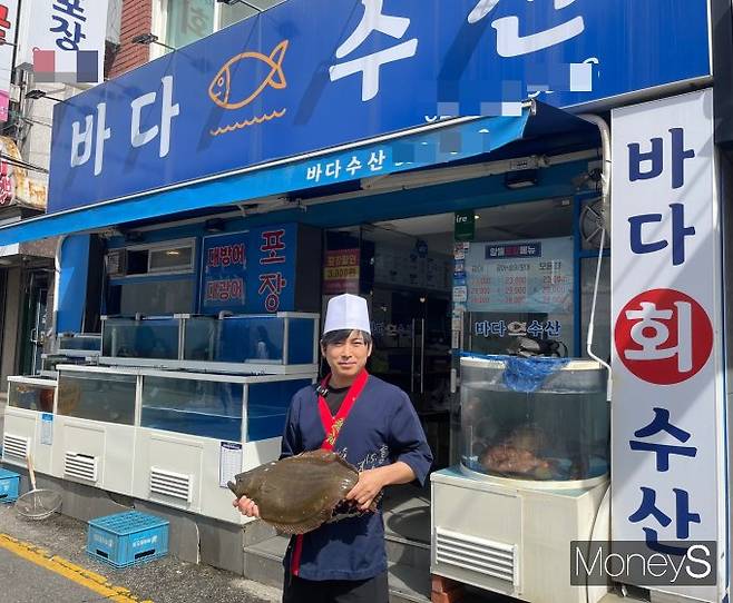 사진은 서울 강북구 한 횟집을 운영 중인 전명균씨가 대광어를 들고 포즈를 취하는 모습. /사진=유찬우 기자