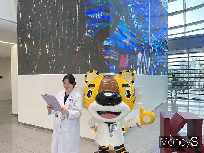 사진은 고대안암병원 마스코트 '호의랑' 앞에서 포즈를 취하는 채씨. /사진=유찬우 기자