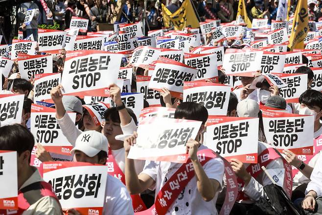 정치엔 큰 관심이 없던 이씨는 지난해부터 이어진 의정 갈등을 겪으며  '정치가 내 삶에 이렇게 깊이 들어올 수 있구나'라는 사실을 체감했다고 털어놨다. 사진은 지난 4월20일 서울 중구 세종대로에서 열린 의료정상화를 위한 전국의사궐기대회에서 의대생, 전공의를 비롯한 참석자들이 구호를 외치고 있는 모습. /사진=뉴시스