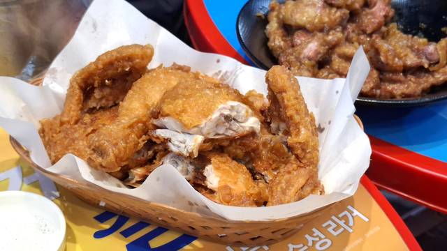 경기 일산 ‘고구려옛날통닭’의 대표메뉴인 옛날 통닭. 튀김옷이 바삭하고, 염지를 잘한 속살도 촉촉하다.