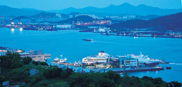 목포 해상케이블카가 유달산을 지나 고하도로 건너가는 순간에 내려다본 목포 야경. 제주행 페리 퀸제누비아 호가 정박해 있는 곳이 목포항 국제여객터미널이고, 바다 너머는 대불국가산업단지다.