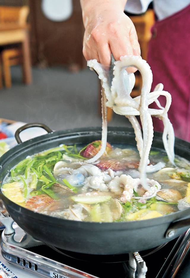 신안 압해도 송공항 낙지거리의 한 식당에서 산낙지를 넣어 연포탕을 끓이는 모습.