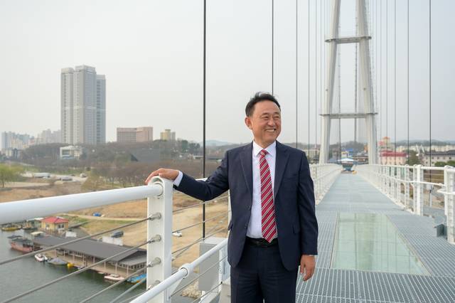 이충우 경기 여주시장이 지난 20일 남한강을 가로지르는 여주시 천송동 일원 ‘여주 남한강 출렁다리’ 위에서 인터뷰를 하고 있다.   여주시청 제공