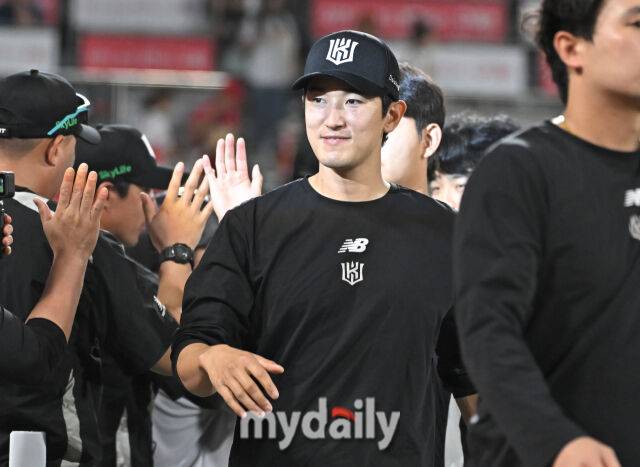 21일 오후 경기도 수원시 조원동 수원kt위즈파크에서 진행된 '2025 프로야구 KBO리그' kt위즈와 KIA타이거즈의 경기. kt 고영표가 3-1로 승리한 뒤 환호하고 있다./수원=송일섭 기자 andlyu@mydaily.co.kr