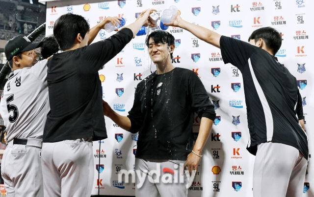 21일 오후 경기도 수원시 조원동 수원kt위즈파크에서 진행된 '2025 프로야구 KBO리그' kt위즈와 KIA타이거즈의 경기. kt 고영표가 경기에서 3-1로 승리하고 승리투수가 된 뒤 동료들로부터 물세례를 받고 있다./수원=송일섭 기자 andlyu@mydaily.co.kr