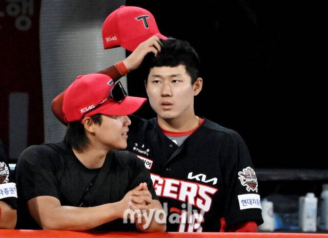 21일 오후 경기도 수원시 조원동 수원kt위즈파크에서 진행된 '2025 프로야구 KBO리그' kt위즈와 KIA타이거즈의 경기. 기아 최원준이 1회말 교체된 뒤 덕아웃서 아쉬워 하고 있다./수원=송일섭 기자 andlyu@mydaily.co.kr