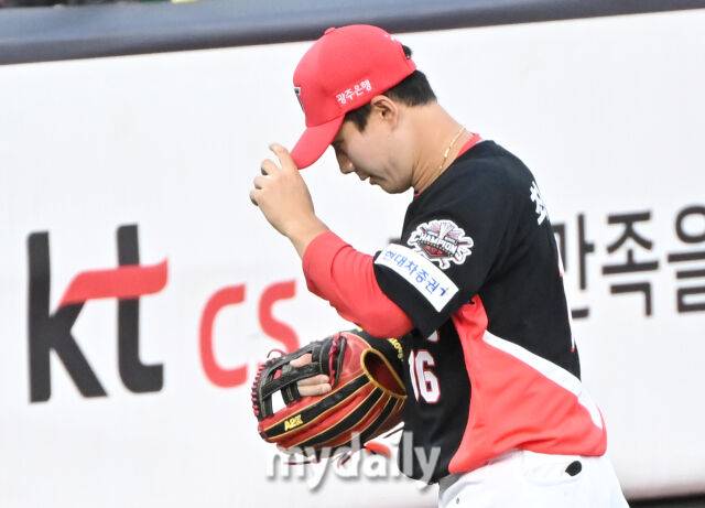 21일 오후 경기도 수원시 조원동 수원kt위즈파크에서 진행된 '2025 프로야구 KBO리그' kt위즈와 KIA타이거즈의 경기. 기아 최원준이 1회말 1사 1,3루서 장성우의 타구를 놓친 뒤 교체되고 있다./수원=송일섭 기자 andlyu@mydaily.co.kr