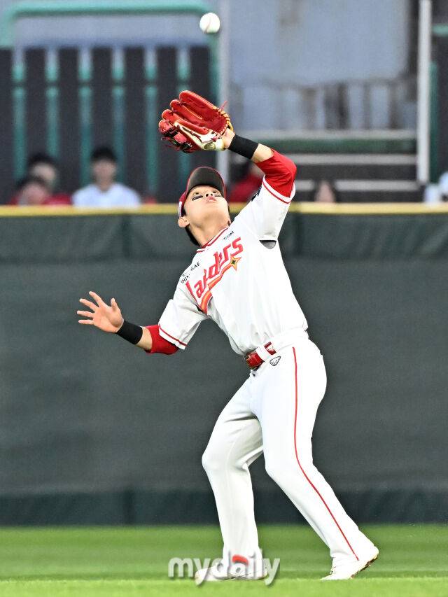 29일 오후 인천광역시 문학동 SSG랜더스필드에서 진행된 '2025 프로야구 KBO리그' SSG랜더스와 삼성라이온즈의 경기. SSG 정준재가 3회초 2사 1,3루서 구자욱의 타구를 잡아내고 있다./마이데일리