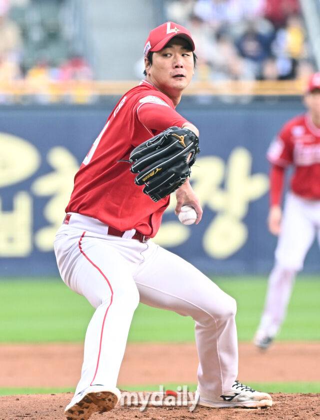 3일 오후 서울 잠실야구장에서 진행된 '2025 프로야구 KBO리그' LG트윈스와 SSG랜더스의 경기. SSG 김광현이 선발등판해 역투하고 있다./마이데일리