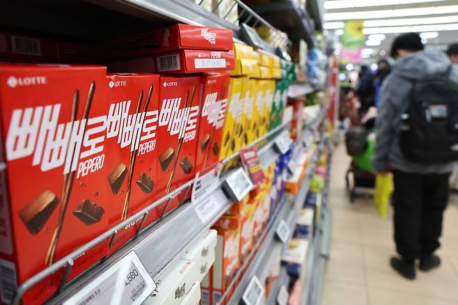 대형마트에 진열된 빼빼로 [연합]