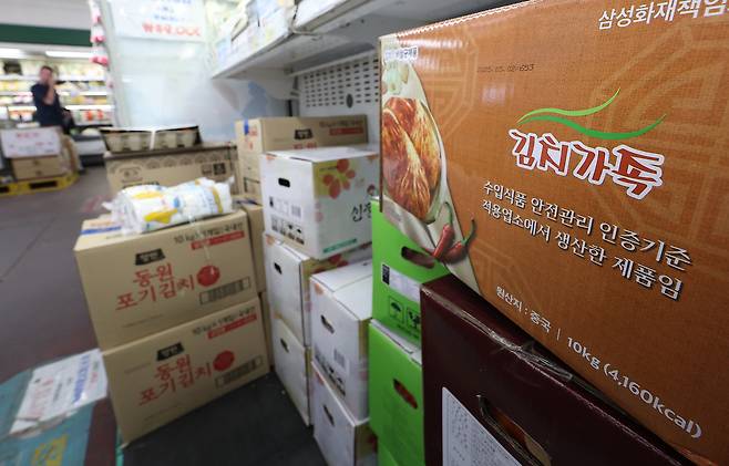 서울 시내 한 마트에 진열된 수입산 김치 [연합]