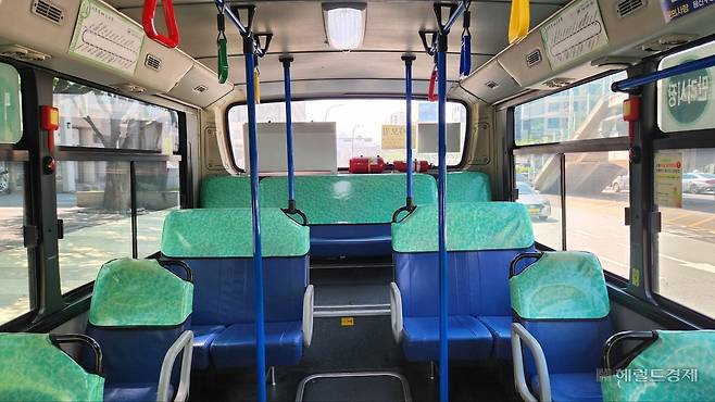 텅 빈 마을버스 안. 안효정 기자.