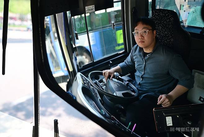 마을버스 기사 어창열(23) 씨가 지난 4월 29일 오후 서울 중구 만리재로 한 버스정류장에서 헤럴드경제와 인터뷰를 하고 있다. 이상섭 기자