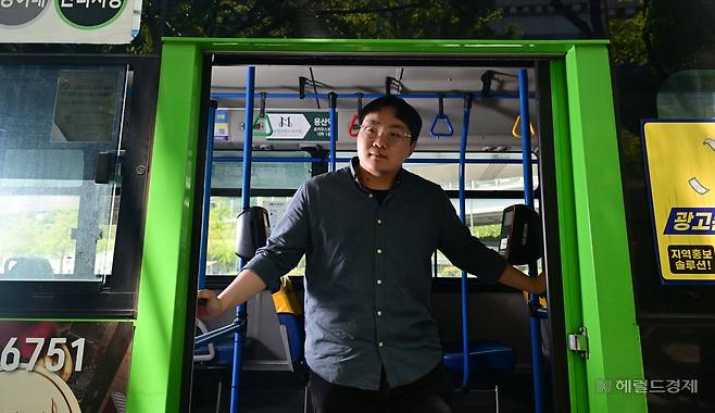 어창열 금양운수 마을버스 기사가 지난 4월 말 서울 중구 만리재로 한 버스정류장에서 헤럴드경제와 인터뷰를 하고 있다. 이상섭 기자