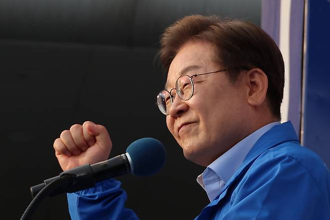 이재명 더불어민주당 대선 후보가 21일 자신의 지역구인 인천광역시 계양역 앞 유세에서 시민들에게 지지를 호소하고 있다. [연합]
