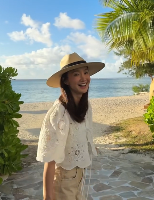 마리아나에서 기념촬영을 하고 있는 배우 이시영