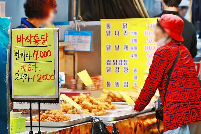 서울 시내의 한 전통시장 치킨가게 모습. [연합]