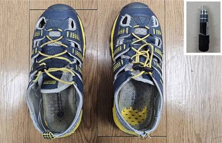 50대 A씨가 지하철 1호선에서 불법촬영 범죄를 저지를 당시 신고 있떤 신발과 신발에 설치한 볼펜형 카메라/ [국토교통부 철도특별사법경찰대 제공]