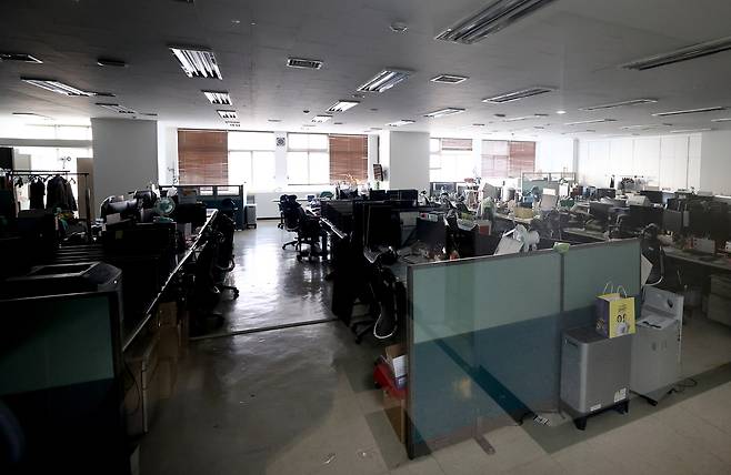 코로나의 직격탄을 맞아 대낮에도 불을 꺼놓고 있었던 팬데믹 당시 여행사 사무실. 한국여행업협회는 최근, 코로나 같은 불가역적인 재난상황에 관광산업계가 부활할 마중물이 될, ‘재단기금 조성’을 대선공약에 넣으라고 촉구했다. [연합]