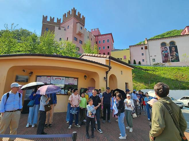 가평 쁘띠프랑스를 방문한 동남아등 외국인 단체관광객