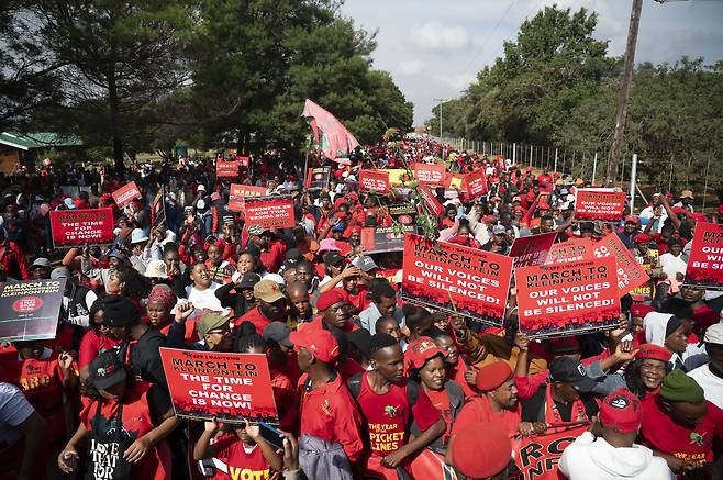 남아프리카공화국(남아공)의 급진 좌파 정당 경제자유전사(EFF)의 지지자들이 지난 2일  프리토리아에서 아프리카너 전용 클라인폰테인 정착촌으로 행진하고 있다. [게티이미지]