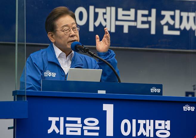 “이제부터 진짜” 더불어민주당 이재명 대선 후보가 22일 경남 양산워터파크공원에서 열린 집중유세에서 시민들에게 지지를 호소하며 발언하고 있다. 2025.5.22 [공동취재:연합]