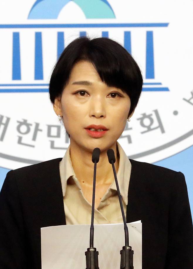 지난 대선 윤석열 전 대통령을 지지했던 김정화 민생당 대표가 더불어민주당 선대위에 합류했다. 김 전 대표가 지난 2020년 당대표 퇴임 기자회견을 하고 있다. [뉴시스]