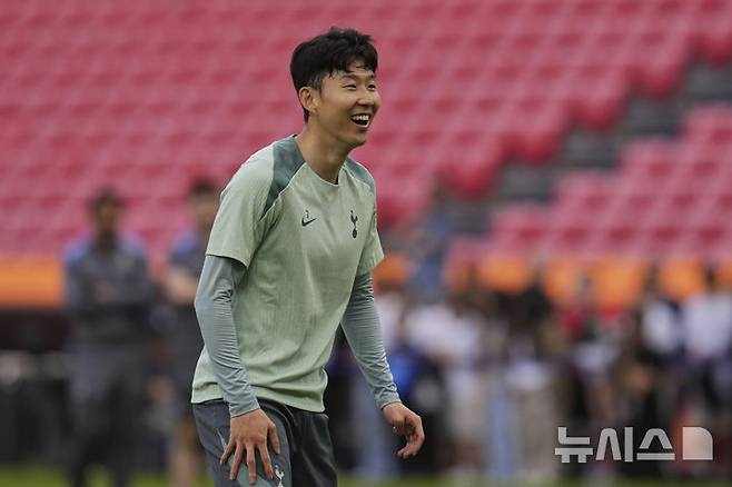 [빌바오=AP/뉴시스] 토트넘 홋스퍼의 손흥민이 20일(현지 시간) 스페인 빌바오의 산 마메스 경기장에서 열릴 2024-25 유럽축구연맹(UEFA) 유로파리그(UEL) 맨체스터 유나이티드와의 결승전을 훈련하고 있다. 2025.05.21.