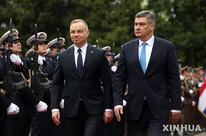 [자그레브 ( 크로아티아)= 신화/뉴시스]  조란 밀라노비치 크로아티아 대통령(오른쪽)이 4월 15일 방문한  안드레이 두다 폴란드 대통령을 맞아 함께 환영행사를 하고 있다. 크로아티아는 전력부족을 위해 소형 모듈원자로를 건설할 계획이라고 경제부장관이 발표했다.  2025. 05. 22.