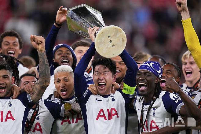 [빌바오=AP/뉴시스]손흥민, 생애 첫 우승. 2025.05.21.