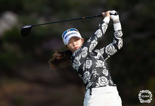 [서울=뉴시스] 3일 부산 동래베네스트CC에서 열린 두산건설 We've 챔피언십 1라운드 10번홀에서 배소현이 티샷을 하고 있다. (사진=KLPGA 제공) 2025.04.03. photo@newsis.com *재판매 및 DB 금지