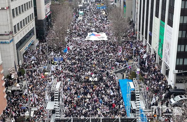 [광주=뉴시스] 김혜인 기자 = 15일 오후 광주 동구 금남로에서 보수 성향 기독교 단체 '세이브코리아'가 윤석열 대통령 탄핵 반대를 촉구하는 기도회를 열고 있다. 2025.02.25. hyein0342@newsis.com