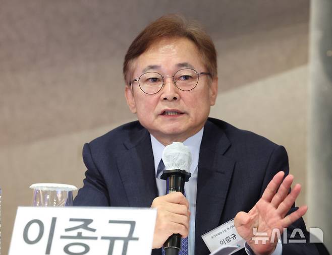 [서울=뉴시스] 조수정 기자 = 이종규 국가미래연구원 연구위원이 22일 오전 서울 중구 롯데호텔서울에서 열린 제7회 뉴시스 건설부동산포럼 '초양극화로 접어든 부동산 시장...해법은?'에서 '부동산 양극화 해소를 위한 제언' 종합토론에서 발언하고 있다. 2025.05.22. chocrystal@newsis.com