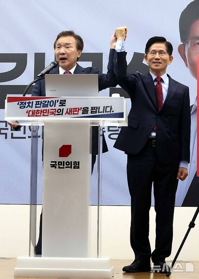 [서울=뉴시스] 조성봉 기자 =  손학규 전 바른미래당 대표가 22일 오전 서울 여의도 국민의힘 중앙당사에서 김문수(오른쪽) 대선후보 지지를 선언한 후 함께 손을 맞잡아 들고 있다. 2025.05.22. suncho21@newsis.com