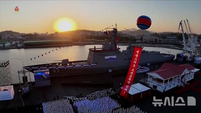 [서울=뉴시스] 북한의 5,000t급 신형다목적구축함 '최현호' 진수식이 지난 4월 25일 북한 김정은 국무위원장과 딸 주애가 참석한 가운데 남포조선소에서 진행됐다고 조선중앙TV가 26일 보도했다. (사진=조선중앙TV 캡쳐) 2025.05.22. photo@newsis.com