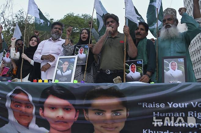 [카라치=AP/뉴시스] 21일(현지 시간) 파키스탄 카라치에서 시민단체 회원들이 후즈다르에서 발생한 자살 폭탄 공격으로 숨진 학교 어린이들의 사진을 들고 테러를 규탄하고 있다. 현지 당국은 군이 운영하는 학교 통학버스를 겨냥한 자살 폭탄 공격으로 어린이 4명 등 최소 6명이 숨지고 38명이 부상했다고 밝혔다.  2025.05.22.