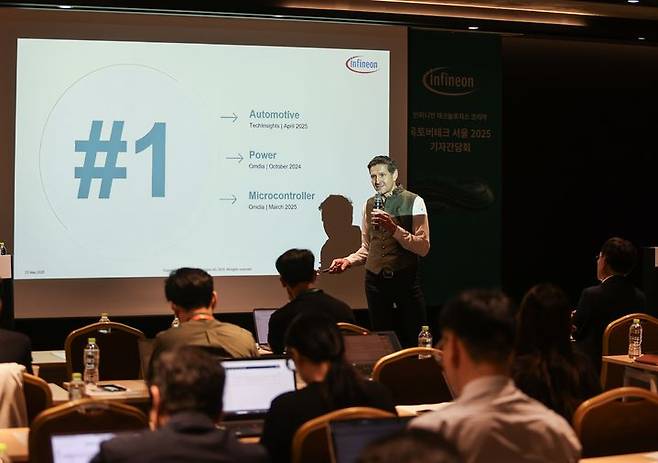 [서울=뉴시스]안드레아스 우르시츠 인피니언 마케팅 최고책임자는 2일 서울 삼성동 코엑스에서 연례 기술 협력 포럼 '인피니언 옥토버테크 서울 2025'를 계기로, 기자간담회를 열고 "반도체는 앞으로 우리가 만들어갈 청정 시대에 새로운 금광"이라며 이 같은 비전을 소개했다. (사진=인피니언 제공) photo@newsis.com *재판매 및 DB 금지